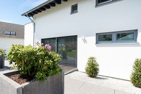 Weißes Haus mit Terrasse